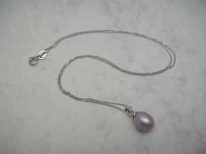 Roze parelhanger aan collier
